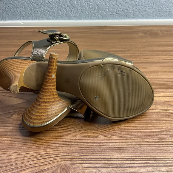 Liz Claiborne Elegant Gold Strappy Heels with ankle Buckle size 9 - Picture 7 of 8